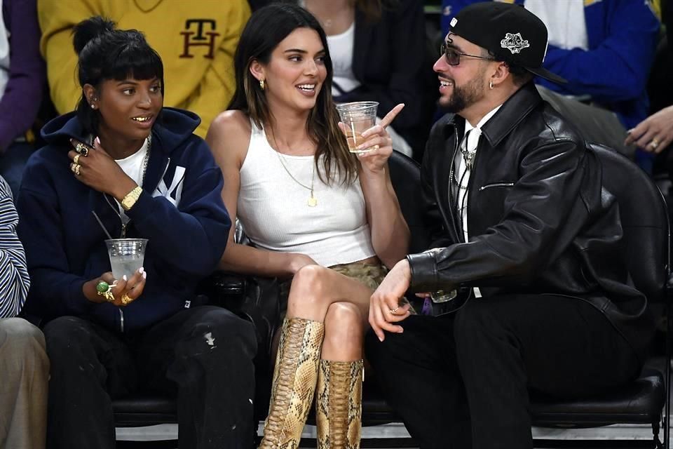 Clasificación de Los Ángeles Lakers tuvo una alfombra roja de celebridades: Bad  Bunny y Kendall Jenner entre las figuras - El Diario NY