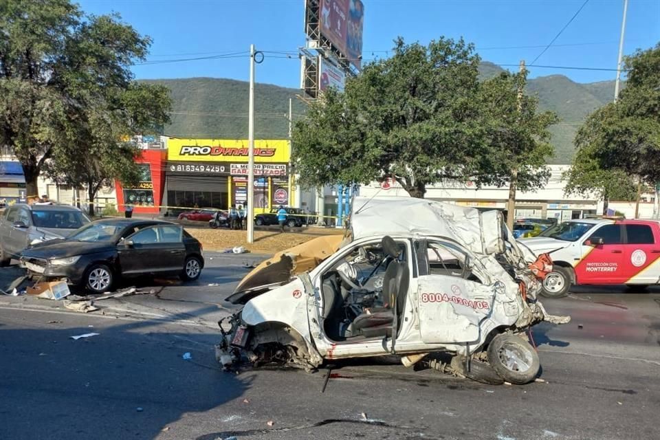  Viajaban 6 en auto destruido tras choque en Garza Sada