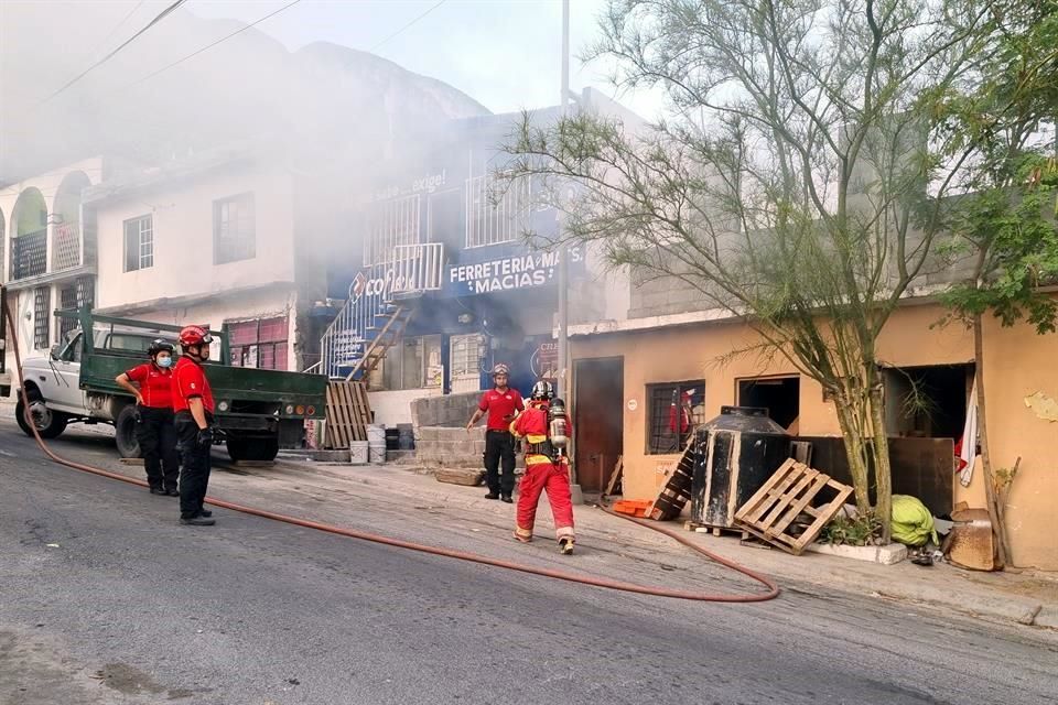 Consume incendio casa en San Pedro 400