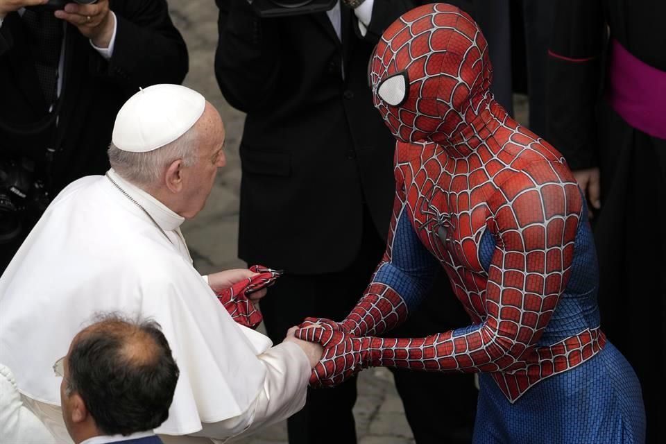 Saluda Papa en Vaticano ¡a Spiderman!