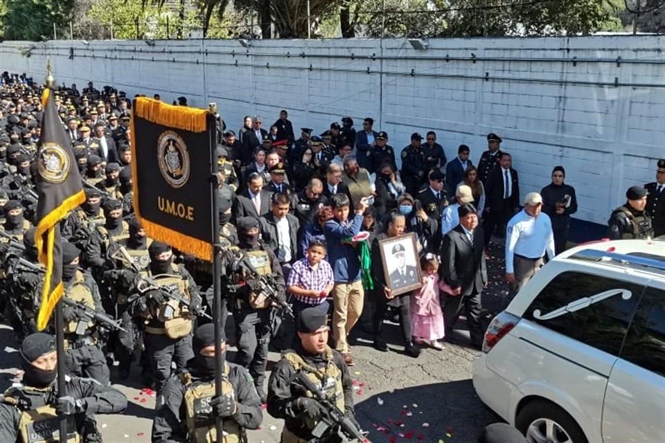 Rinden homenaje a agente abatido en cateo de la Doctores