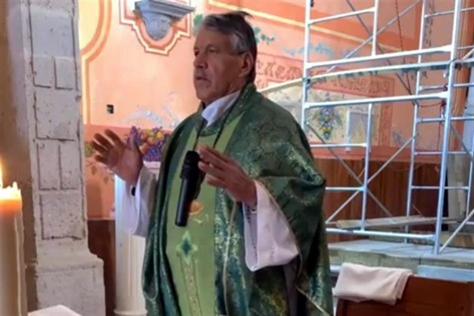 Vuelve el 'Padre Pistolas' a oficiar misas en Michoacán