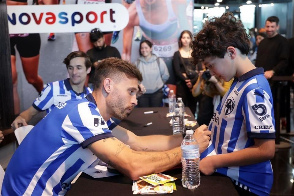 Alegran Jordi y Canales a fans Rayados