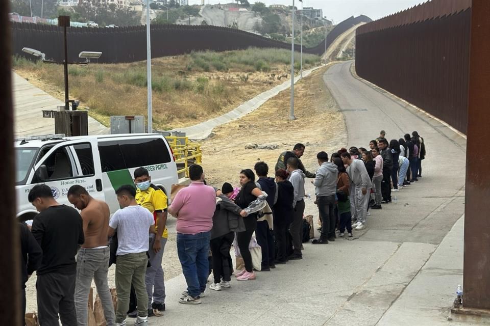 Trump eleva la presión para que México cierre más el paso a migrantes
