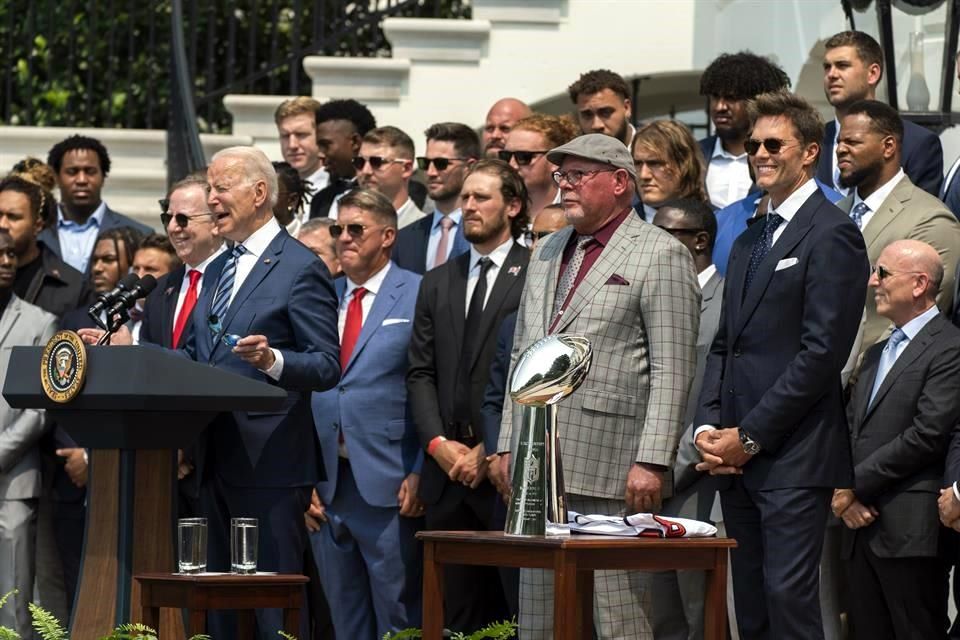 Bucaneros de Tampa Bay visitan a Joe Biden en la Casa Blanca; Tom Brady bromea con el presidente