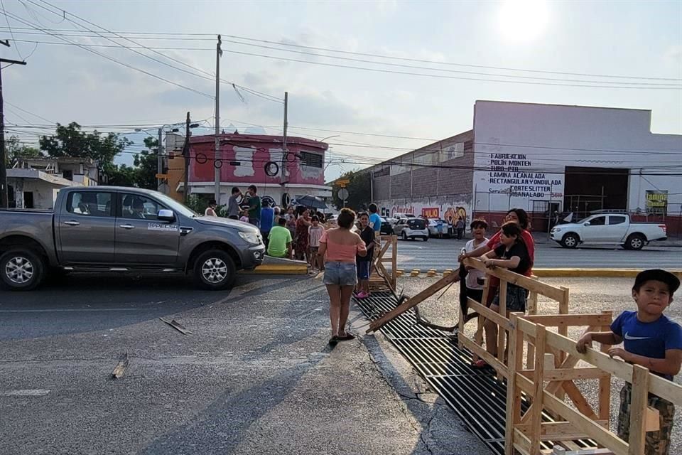 Bloquean Bernardo Reyes por falta de luz