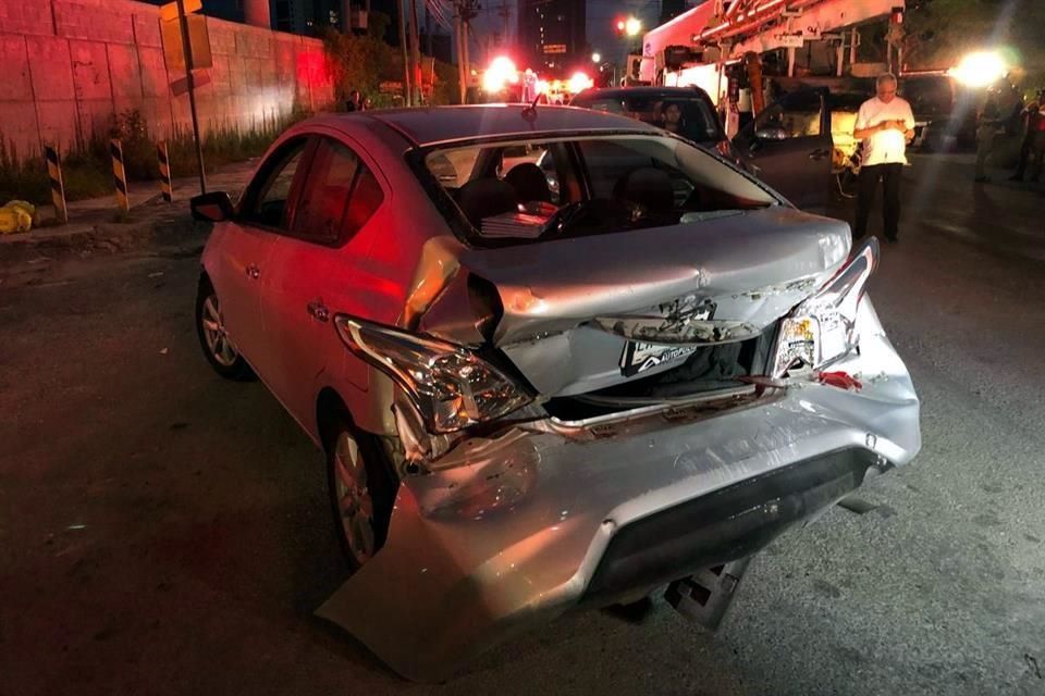 Queda camión sin frenos y choca a 10 bajo el Atirantado