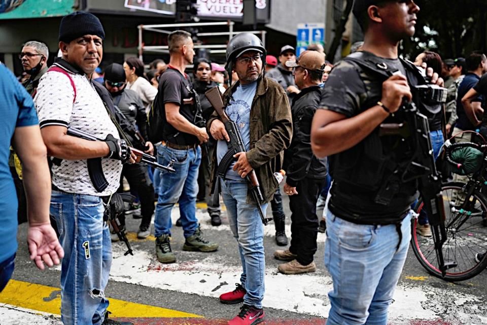 Civiles armados progubernamentales protestan para exigir la liberación de Maduro.