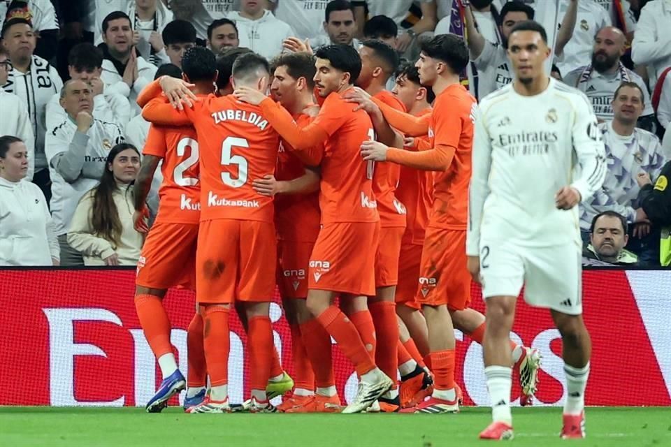 Golea Real Madrid a la Sociedad y sube al liderato de LaLiga