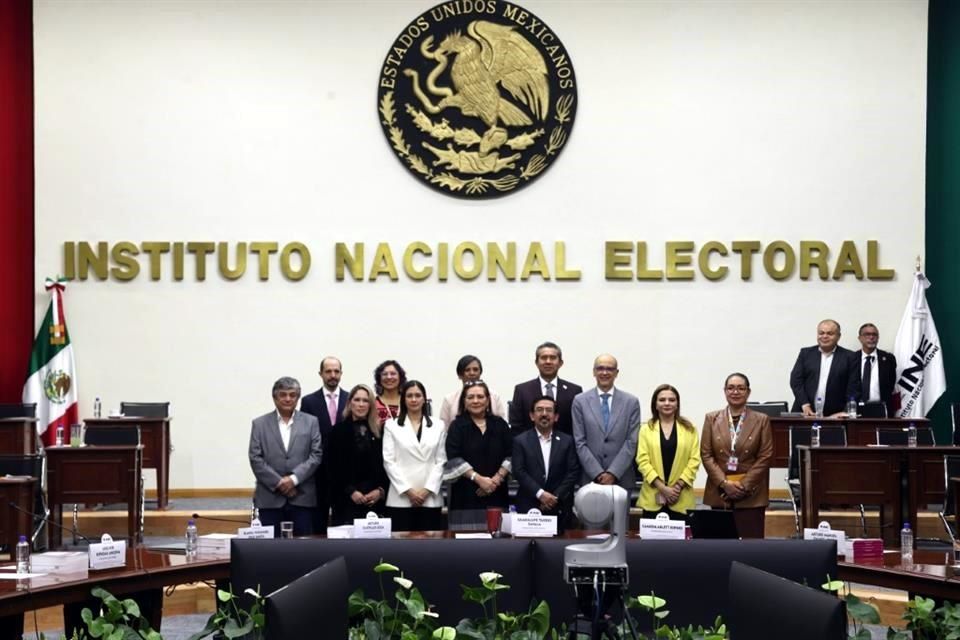 Da INE luz verde a reducción de sueldos hasta 2027