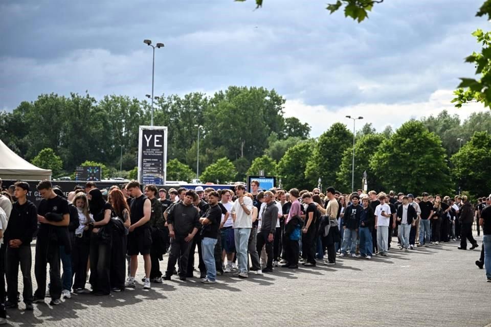 Kanye West atrae a multitudes pese a cancelaciones