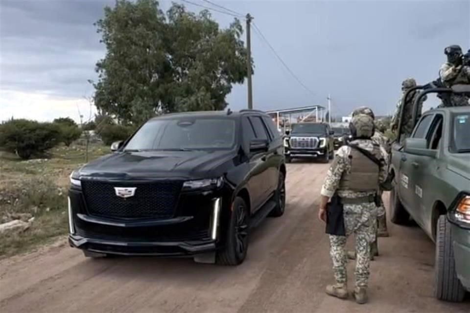 Aseguran vehículos y armas en predio invadido en Durango