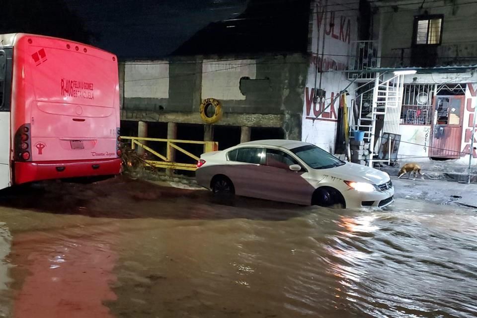 Deja lluvia inundaciones y caos