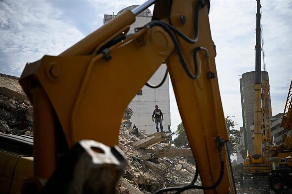 Empiezan a demoler edificios dañados por sismos en Venezuela