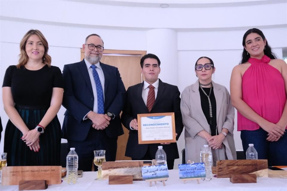 Juan Pablo González Macías, a student with a multiple disability who graduated as a doctor, receiving recognition from the Undersecretariat of Human Rights in Jalisco.