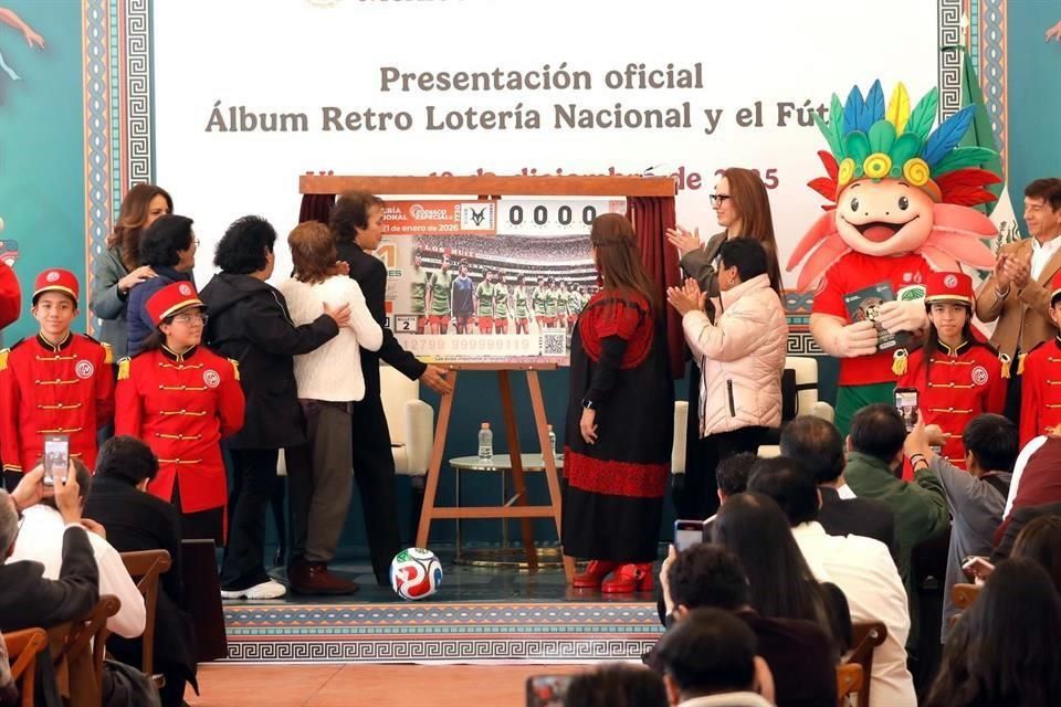 Presenta Lotería Nacional álbum del Mundial