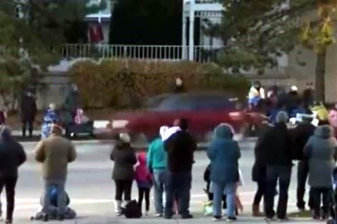 Arrolla auto a personas en desfile de Wisconsin